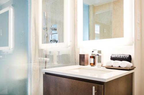 Habitación Premium con cama extragrande y terraza del hotel Iberostar Waves Miami Beach