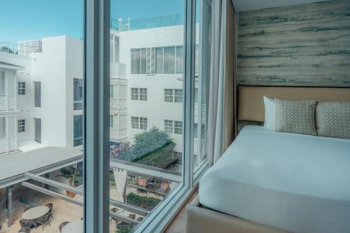 Habitación Doble Deluxe con cama grande del hotel Iberostar Waves Miami Beach. Foto 4