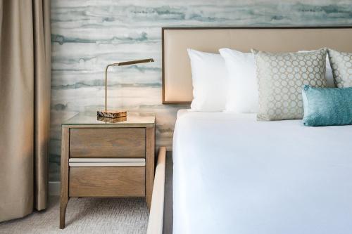 Habitación Premium con cama doble grande y vistas al patio, adaptada para personas con discapacidad del hotel Iberostar Waves Miami Beach. Foto 8