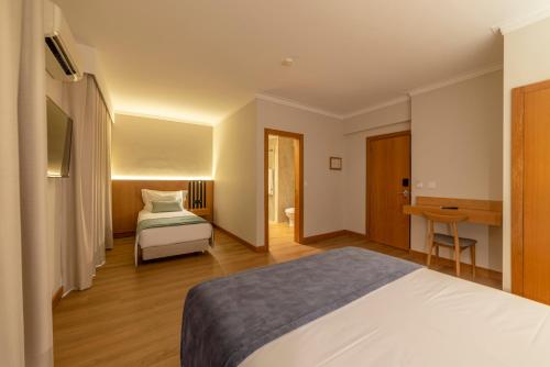 Habitación Doble con cama supletoria del hotel Santa Eufémia Covilhã. Foto 1