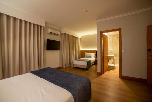 Habitación Doble con cama supletoria del hotel Santa Eufémia Covilhã. Foto 2