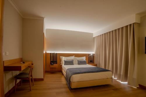 Habitación Doble con cama supletoria del hotel Santa Eufémia Covilhã. Foto 3