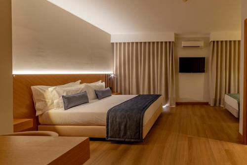 Habitación Doble con cama supletoria del hotel Santa Eufémia Covilhã. Foto 4