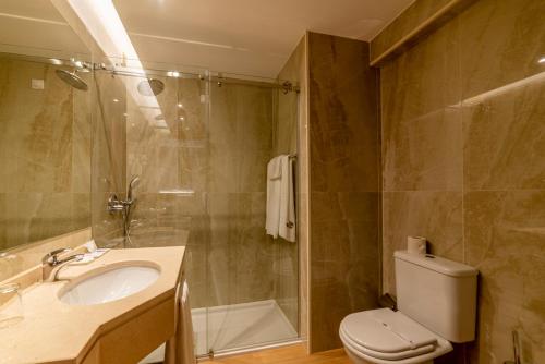 Habitación Doble con cama supletoria del hotel Santa Eufémia Covilhã. Foto 5