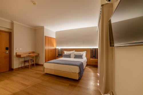 Habitación Doble con cama supletoria del hotel Santa Eufémia Covilhã. Foto 6