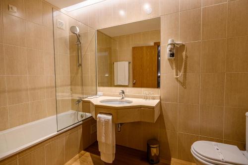 Habitación Triple Clásica del hotel Santa Eufémia Covilhã. Foto 1