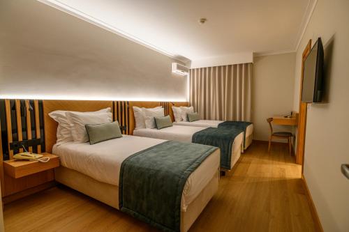 Habitación Triple Clásica del hotel Santa Eufémia Covilhã. Foto 2