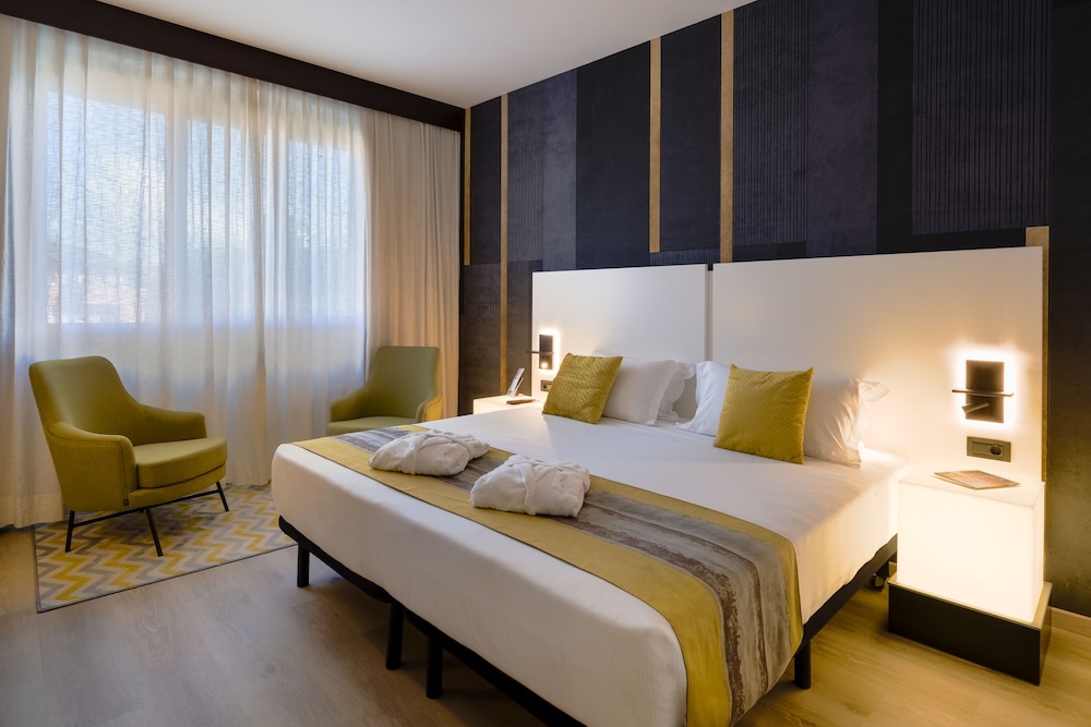 Habitación doble superior, 1 cama de matrimonio grande del hotel Savhotel. Foto 1
