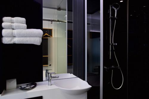 Habitación con cama grande del hotel Z Hotel Covent Garden. Foto 1