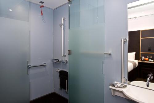 Habitación adaptada para personas con movilidad reducida - Cama grande del hotel Z Hotel Covent Garden. Foto 2