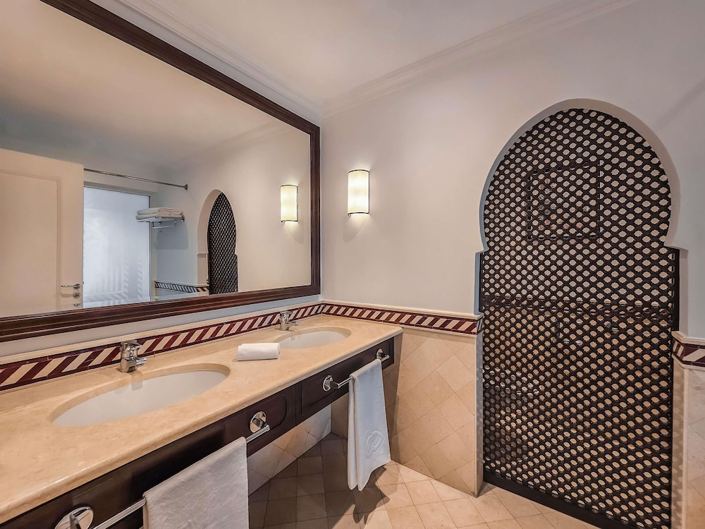 Habitación Deluxe con 1 cama king - size y vista a la piscina del hotel Sofitel Agadir Royal Bay Resort