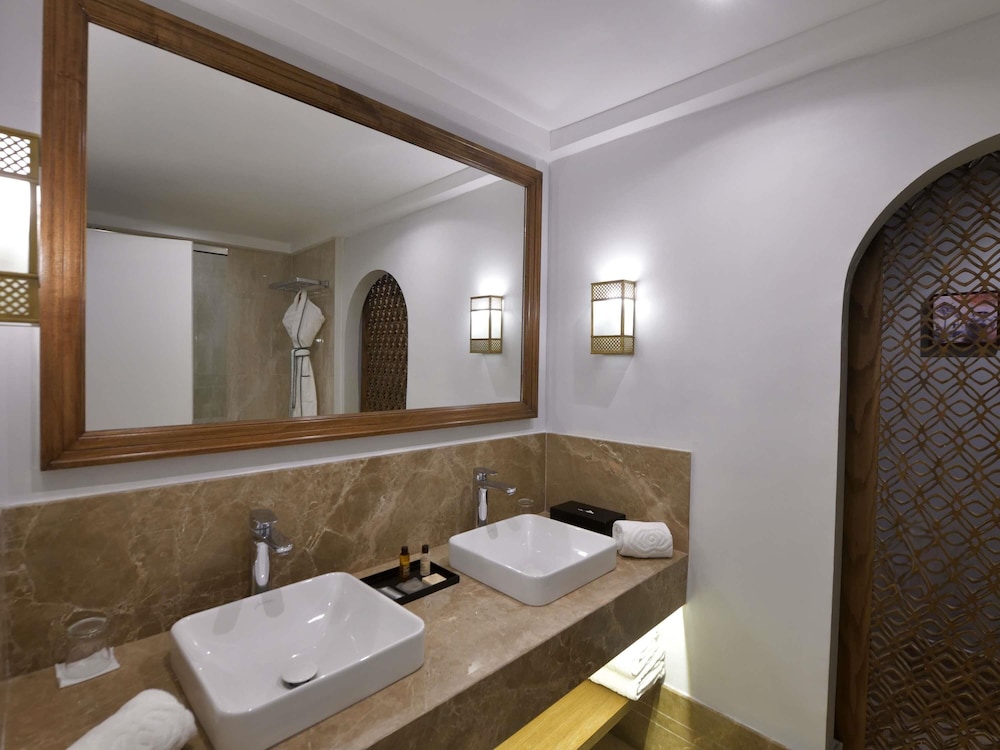 Habitación Deluxe con terraza, 1 cama king - size y vista a la piscina del hotel Sofitel Agadir Royal Bay Resort. Foto 4