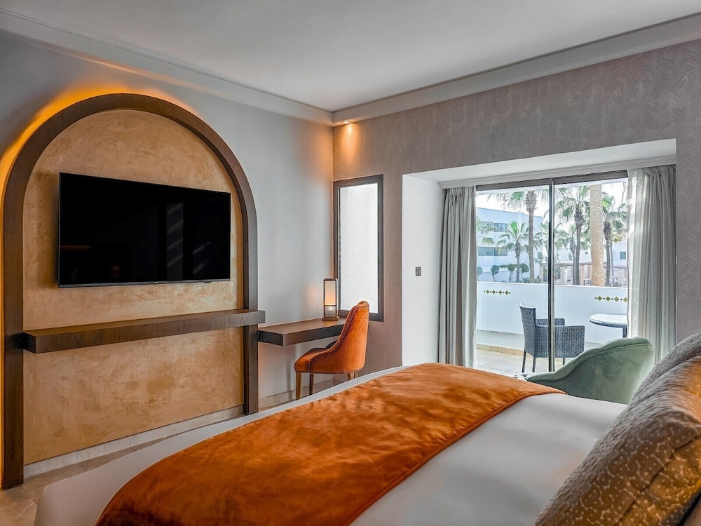 Habitación Deluxe con Balcón, 1 Cama King, Vista a la Piscina y al Océano del hotel Sofitel Agadir Royal Bay Resort. Foto 1