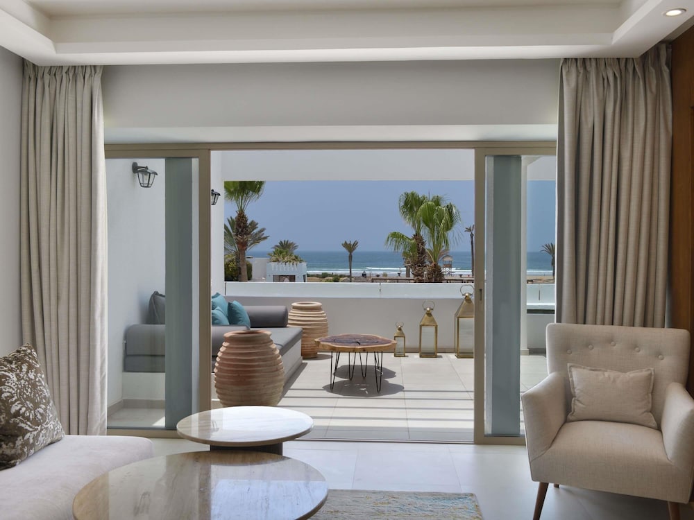 Suite Privilege con terraza grande, 1 cama king - size y vista al océano del hotel Sofitel Agadir Royal Bay Resort. Foto 1