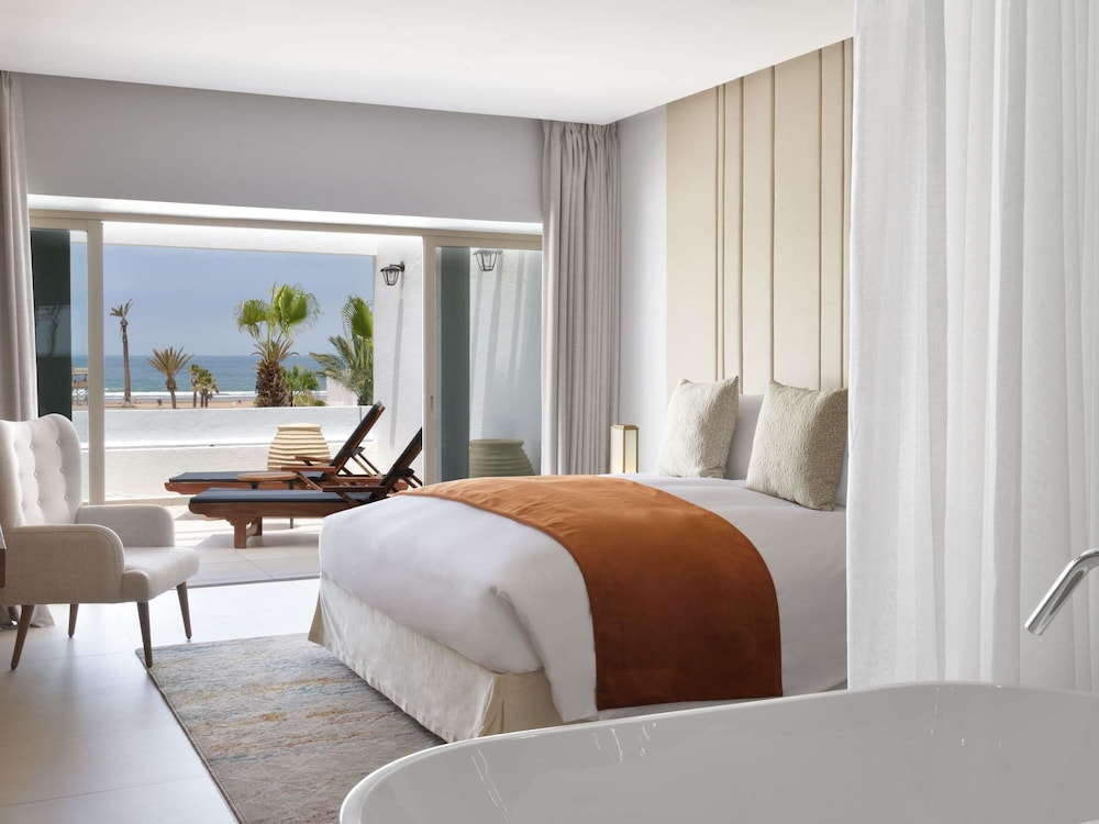 Suite Privilege con terraza grande, 1 cama king - size y vista al océano del hotel Sofitel Agadir Royal Bay Resort. Foto 4