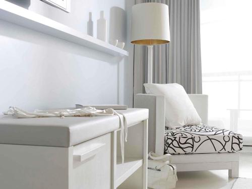 Habitación Clásica con terraza del hotel Pullman Cannes Mandelieu. Foto 1