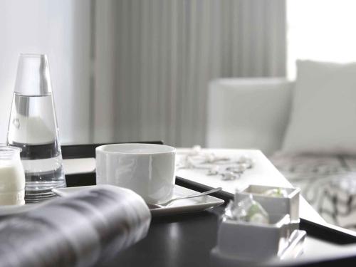Habitación Clásica con terraza y vistas parciales al mar del hotel Pullman Cannes Mandelieu. Foto 1