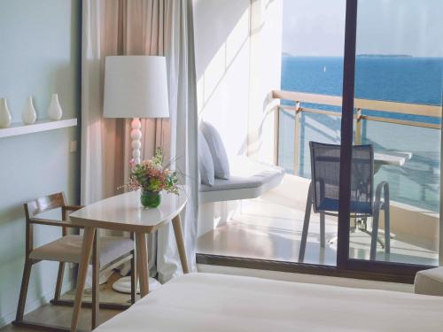 Superior Suite - One King Bed, panoramic vie w of the sea and Bay of Cannes with terraces del hotel Pullman Cannes Mandelieu