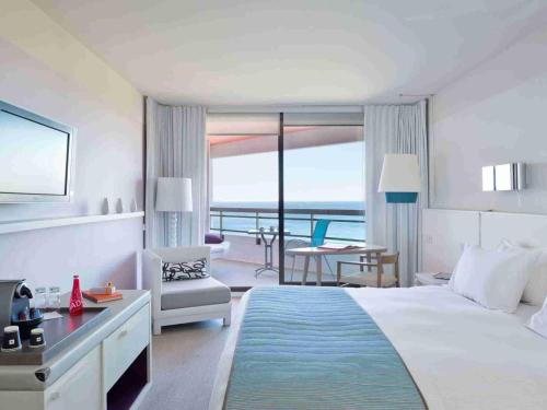 Habitación Superior con terraza - Vistas al mar del hotel Pullman Cannes Mandelieu. Foto 1