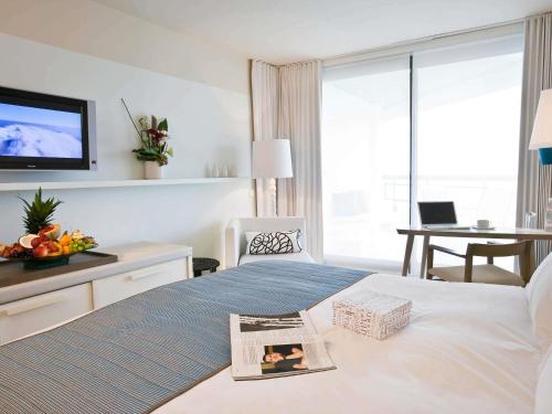 Habitación Clásica con terraza y vistas parciales al mar del hotel Pullman Cannes Mandelieu. Foto 2