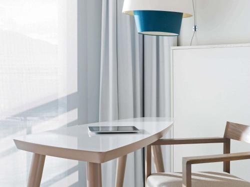 Habitación Clásica con terraza y vistas parciales al mar del hotel Pullman Cannes Mandelieu. Foto 3