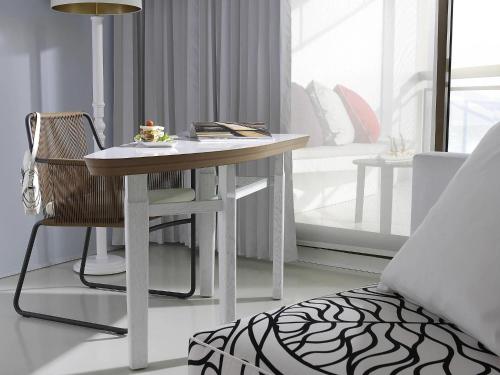 Habitación Clásica con terraza y vistas parciales al mar del hotel Pullman Cannes Mandelieu. Foto 5