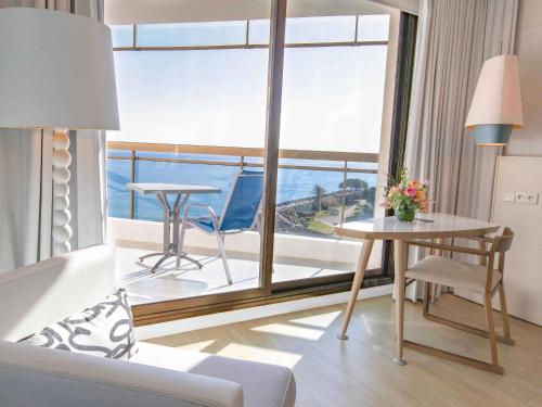 Habitación Deluxe con terraza y vistas al mar del hotel Pullman Cannes Mandelieu. Foto 5
