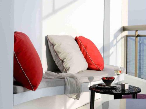 Habitación Deluxe con terraza y vistas al mar del hotel Pullman Cannes Mandelieu. Foto 7