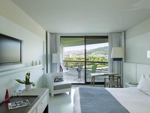 Habitación Superior con Terraza del hotel Pullman Cannes Mandelieu. Foto 4