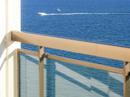 Superior Suite - One King Bed, panoramic vie w of the sea and Bay of Cannes with terraces del hotel Pullman Cannes Mandelieu. Foto 2