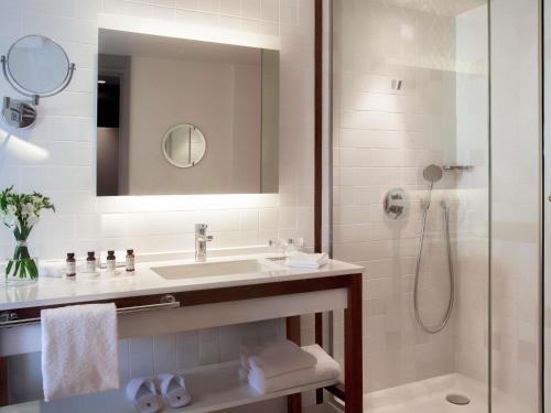 Superior Suite - One King Bed, panoramic vie w of the sea and Bay of Cannes with terraces del hotel Pullman Cannes Mandelieu. Foto 3