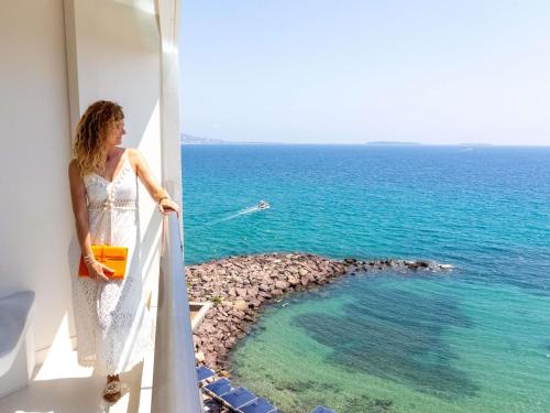 Superior Suite - One King Bed, panoramic vie w of the sea and Bay of Cannes with terraces del hotel Pullman Cannes Mandelieu. Foto 5