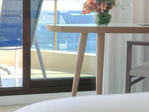 Superior Suite - One King Bed, panoramic vie w of the sea and Bay of Cannes with terraces del hotel Pullman Cannes Mandelieu. Foto 6