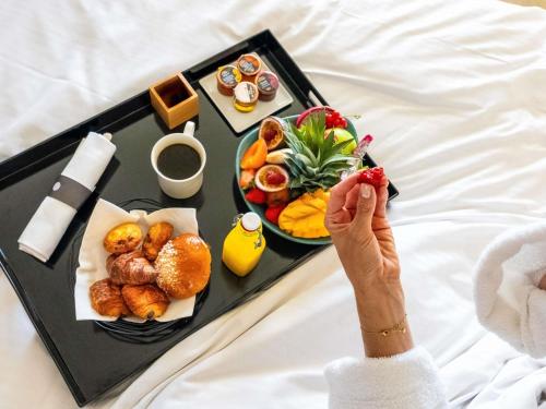 Superior Suite - One King Bed, panoramic vie w of the sea and Bay of Cannes with terraces del hotel Pullman Cannes Mandelieu. Foto 7