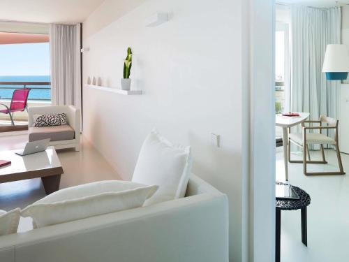 Superior Suite - One King Bed, panoramic vie w of the sea and Bay of Cannes with terraces del hotel Pullman Cannes Mandelieu. Foto 8