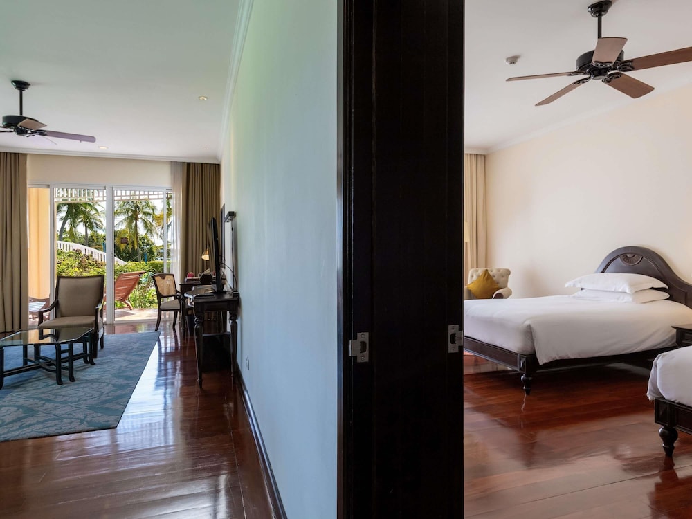 Suite de 2 dormitorios, Acceso Club Millésime, 1 Cama King y 2 camas individuales con Vista a la Piscina y al Mar del hotel Sofitel Krabi Phokeethra Golf and Spa Resort. Foto 5
