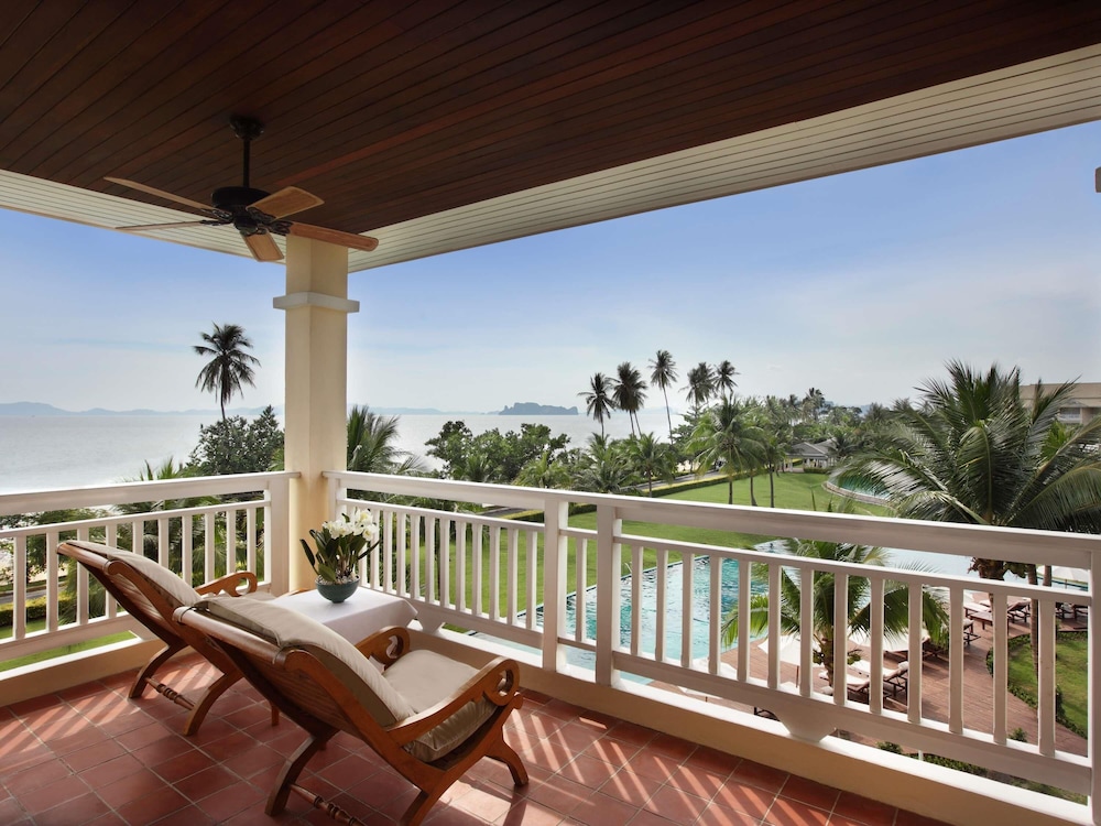 Suite de 2 dormitorios, Acceso Club Millésime, 1 Cama King y 2 camas individuales con Vista a la Piscina y al Mar del hotel Sofitel Krabi Phokeethra Golf and Spa Resort. Foto 7