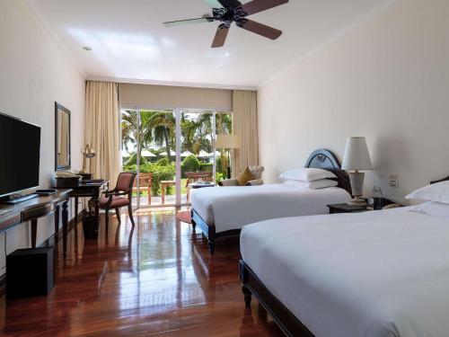 Familiar de 2 dormitorios, 1 cama King, literas triples y 2 camas individuales con Balcón Privado del hotel Sofitel Krabi Phokeethra Golf and Spa Resort