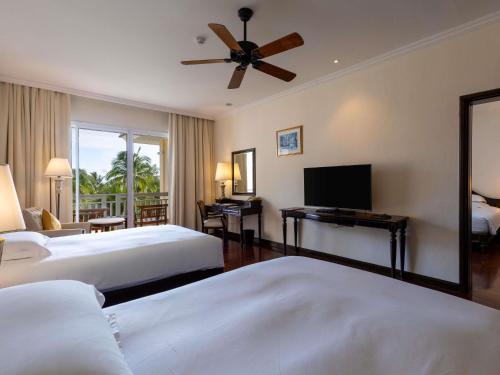 Familiar de 2 dormitorios, 1 cama King, literas triples y 2 camas individuales con Balcón Privado del hotel Sofitel Krabi Phokeethra Golf and Spa Resort. Foto 6