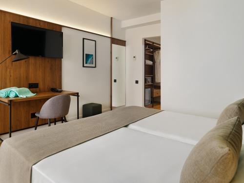 Superior Double Room with Sea View del hotel FERGUS Puerto De La Cruz. Foto 3