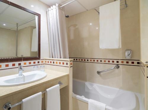 Junior suite Vista Montaña Vista Piscina Vista Jardin Balcón o Terraza Sofá Cama incluido 2 Camas individuales del hotel FERGUS Puerto De La Cruz. Foto 3