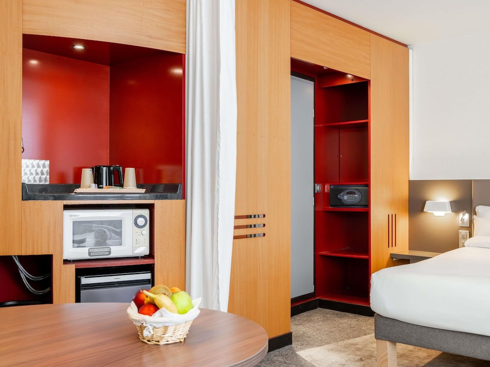 Suite Superior con 1 cama doble y sofá del hotel Novotel Suites Cannes Centre. Foto 3