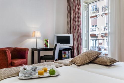 Habitación Triple del hotel Exe Suites 33. Foto 1
