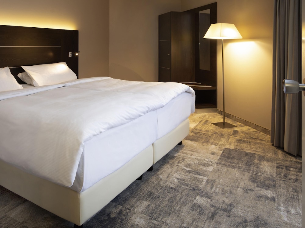 Suite Estándar con cama doble y sofá del hotel Mercure Hamm