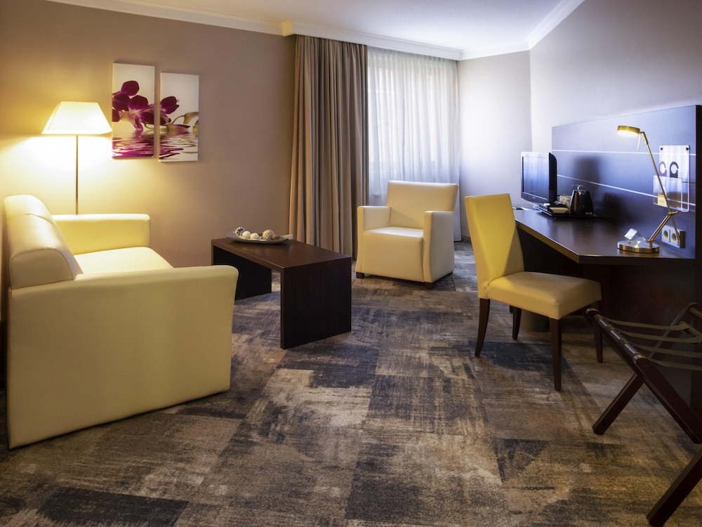 Suite Estándar con cama doble y sofá del hotel Mercure Hamm. Foto 2