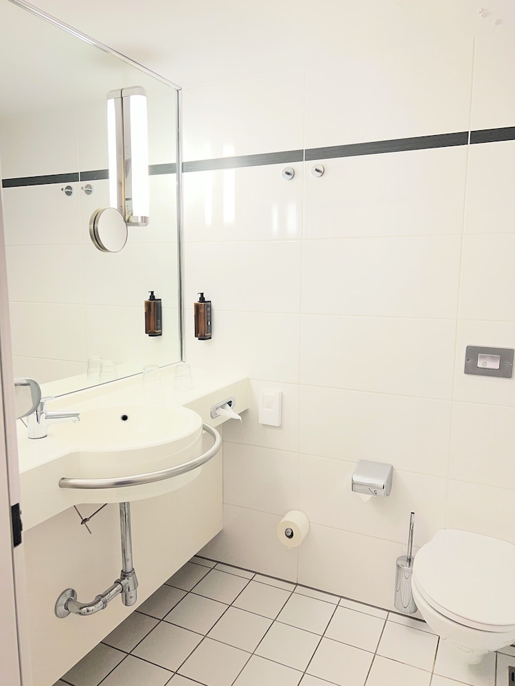 Suite Estándar con cama doble y sofá del hotel Mercure Hamm. Foto 5
