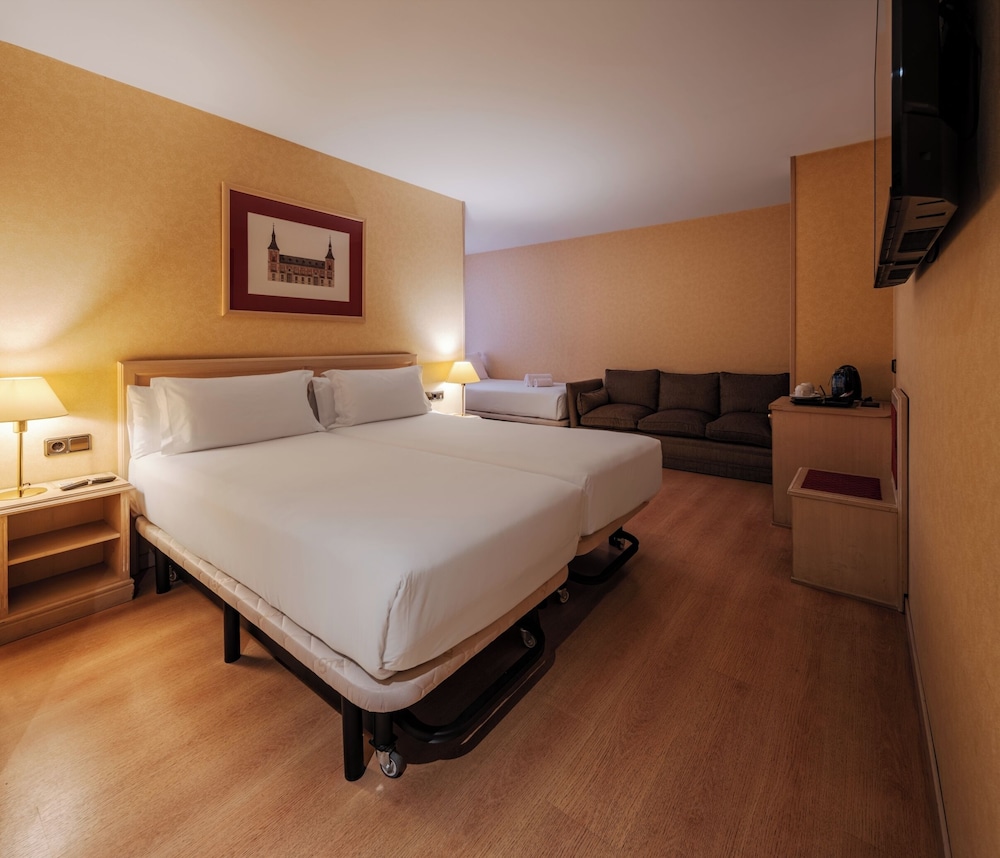 Habitación triple estándar del hotel Luze Castellana
