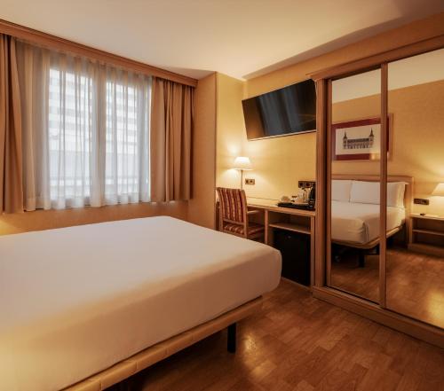 Habitación pequeña del hotel Luze Castellana. Foto 3