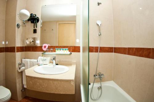 Habitación pequeña del hotel Luze Castellana. Foto 1
