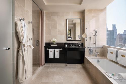 Alojamiento con 2 camas individuales y ducha a ras de suelo adaptado para personas con movilidad reducida y con vistas al río Hudson del hotel The Mandarin Oriental. Foto 2